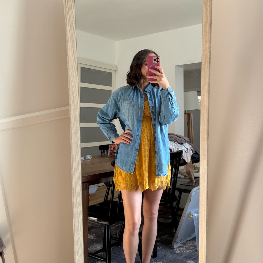 Item: Old Navy “The Boyfriend Shirt”
Size: Small
Condition: Like-New